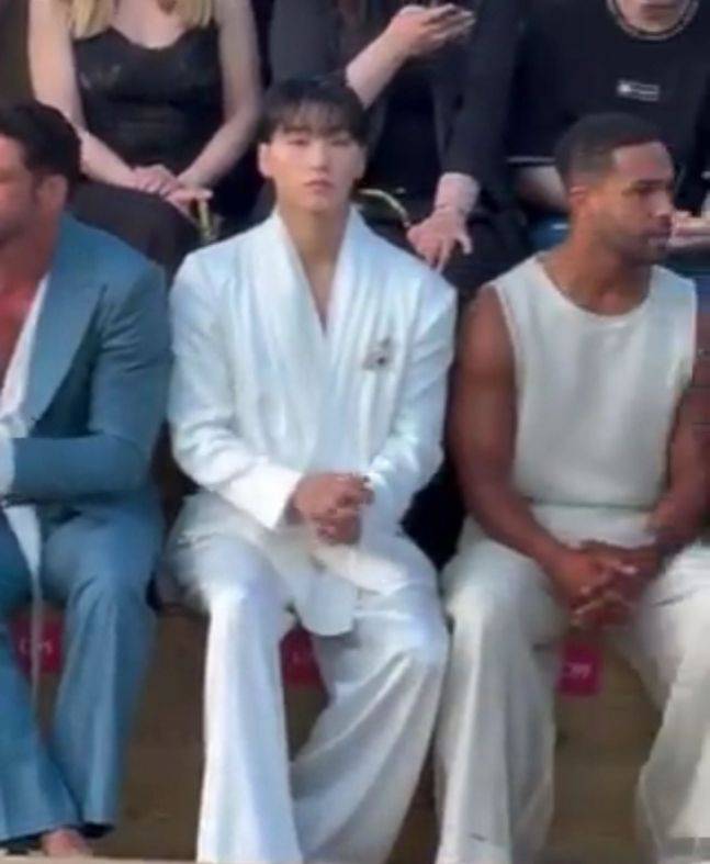 그룹 에이티즈 멤버 산이 3일(현지시간) 알타사토리아(남성 쿠튀르) 쇼에서 화이트 수트를 입고 제대로 된 자리에 앉아 있다. [이미지출처=온라인 커뮤니티 캡처]