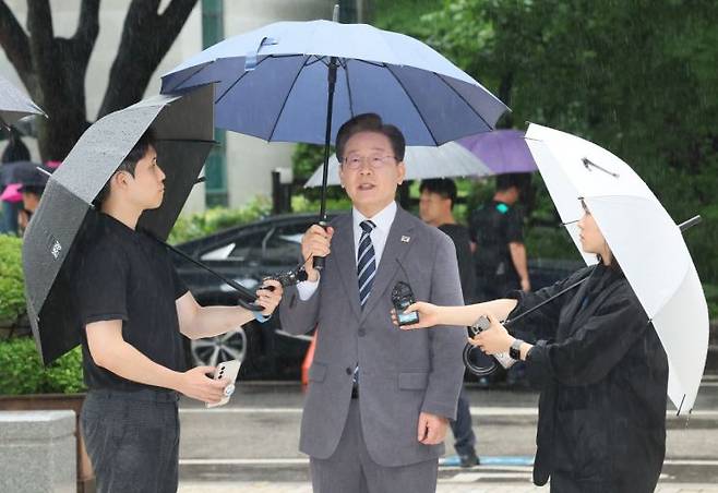 더불어민주당 이재명 전 대표가 8일 오후 서울 서초구 서울중앙지법에서 열리는 '공직선거법 재판 위증교사 혐의' 관련 1심 속행 공판에 출석하기 전 취재진 질문에 답하고 있다. [출처=연합뉴스]