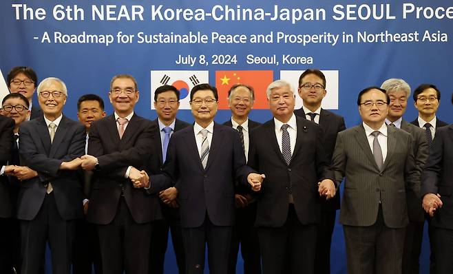니어재단이 8일 서울 중구 대한상공회의소에서 열린 제6차 한·중·일 서울 프로세스에서 정덕구 니어재단 이사장 등 참석자들이 기념촬영하고 있다. 왼쪽부터 신각수 전 주일대사, 린이푸 전 세계은행 부총재, 정덕구 니어 재단 이사장, 나카타니 겐 전 일본 방위청 장관, 김성한 전 국가안보실장. /뉴시스