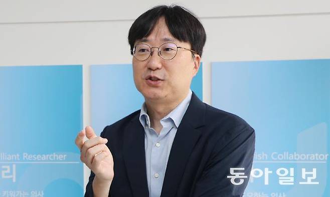 “정부의 의대 증원 및 필수의료 패키지 정책으로는 지역 필수의료 붕괴를 막을 수 없다”며 사직한 권순길 전 충북대병원 신장내과 교수. 청주=김동주 기자 zoo@donga.com