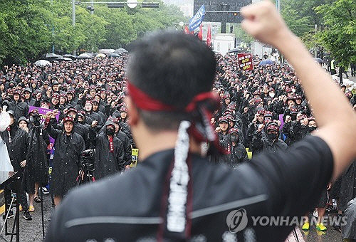 8일 오전 경기도 화성시 삼성전자 화성사업장 앞에서 열린 전국삼성전자노동조합 총파업 결의대회에서 조합원들이 구호를 외치고 있다.  연합뉴스