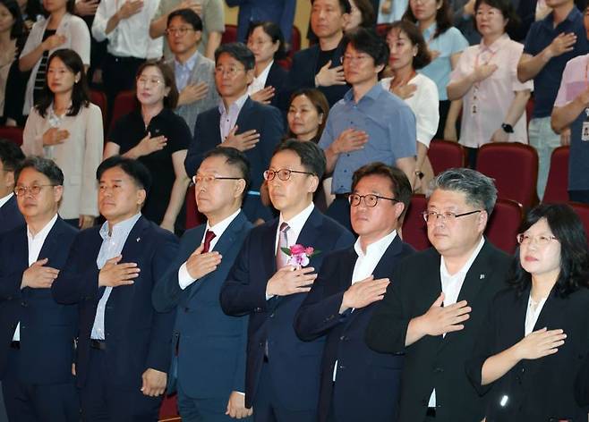 연원정 신임 인사혁신처장(왼쪽 네번째)이 8일 세종시 정부세종청사에서 열린 취임식에서 국민의례를 하고 있다. 제공=인시혁신처