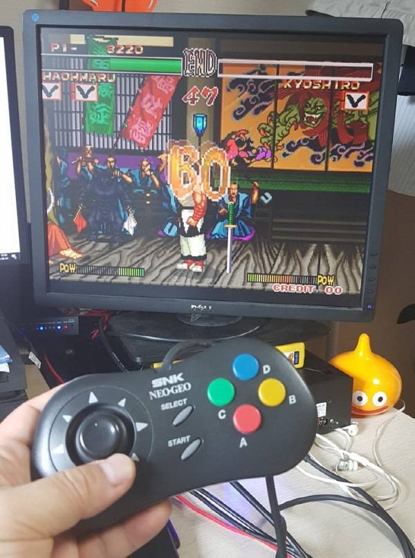 이렇게 네오지오용 조이패드를 구입하면 납땜하지 않고도 바로 게임을 즐길 수 있다