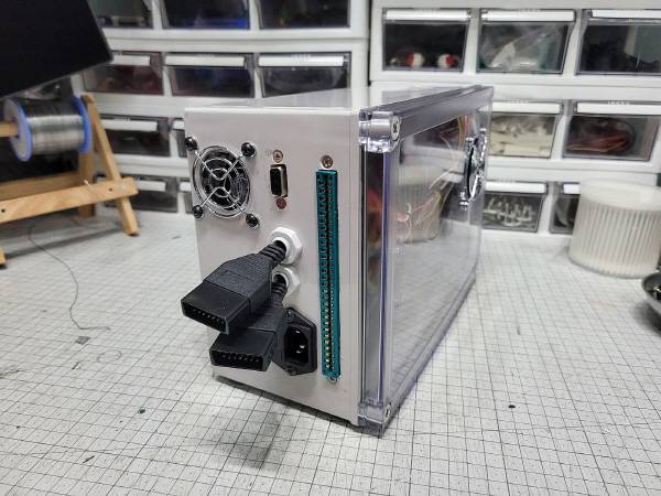 잠마 연결 암놈 잭과 15핀 커넥터, 밑에는 전원 연결 잭이 보인다