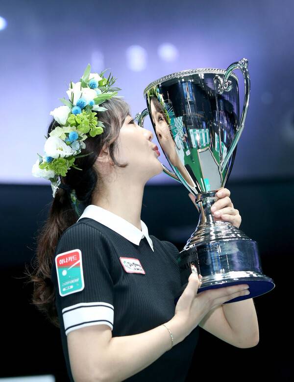 김상아가 7일 밤 열린 프로당구 시즌 2차 투어 하나카드 챔피언십 정상에 오른 뒤 기뻐하고 있다. PBA 제공