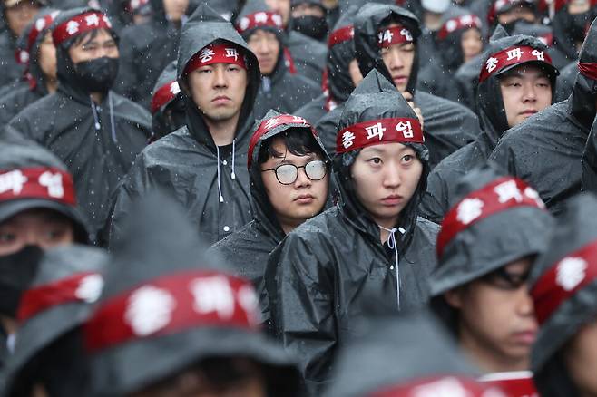 8일 오전 경기 화성시 삼성전자 화성사업장 에이치(H)1 앞에서 열린 전국삼성전자노동조합 총파업 결의대회에 참석한 조합원의 안경에 김이 서려 있다. 김영원 기자 forever@hani.co.kr