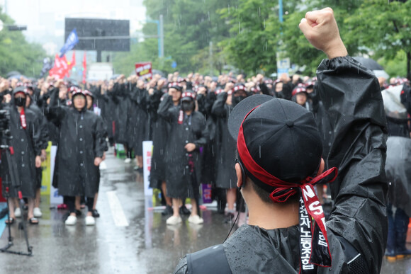 전국삼성전자노동조합(전삼노) 총파업 결의대회가 경기도 화성시 삼성전자 화성사업장 앞에서 열려 조합원들이 구호를 외치고 있다. 김영원 기자 forever@hani.co.kr