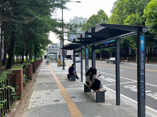 26일 오후 성남역 5번 출구 앞 버스 정류장에 시민들이 앉아있다. 성남역은 주변 수도권 지하철역과 도로, 판교 사무단지와 멀리 떨어져 기획 단계부터 환승센터, 무빙워크 등을 도입해야 한다는 의견이 제기됐지만 결국 버스 정류장 1개소만 설치됐다. 김민호 기자