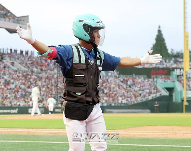 6일 오후 인천 SSG랜더스필드에서 열린 ‘KBO리그 올스타전’ 드림팀 황성빈이 3회말 배달라이더 차림으로 등장하고 있다. 인천=정시종 기자 capa@edaily.co.kr /2024.07.06.