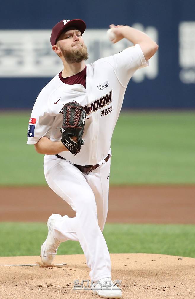 2023 KBO 프로야구 키움히어로즈와 kt위즈의 경기가 26일 오후 서울 고척스카이돔에서 열렸다. 키움 선발 요키시가 등판해 공을 던지고 있다. 고척=김민규 기자 mgkim1@edaily.co.kr /2023.04.26/