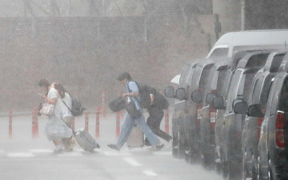 정체전선이 북상하며 호우특보가 내려진 지난달 29일 오후 제주국제공항에 굵은 장맛비가 쏟아지고 있다. 본 기사와 무관한 이미지. [사진=뉴시스]