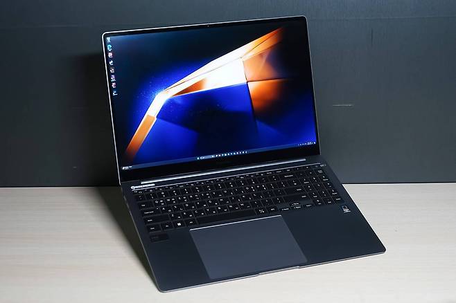 인텔 코어 울트라 프로세서를 품으며 인공지능 PC 시대를 준비한 삼성 갤럭시 북4 프로(NT960XGK-KC51G). / 출처=IT동아