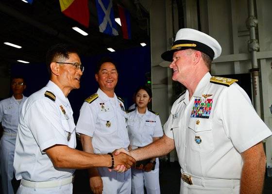 2일 천자봉함에서 만난 문종화 대령과 새뮤얼 파파로 미국 인도·태평양사령관. [사진 해군]