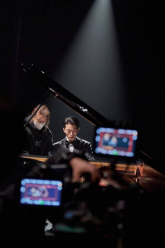 영화 '탈주' 촬영 당시 현장 모습. 피아니스트였던 현상의 전사를 위해 구교환은 연주곡의 5초 분량을 완벽히 연습해 총 40초 분량의 피아노 연주 장면을 소화했다고 말했다. 사진 플러스엠 엔터테인먼트