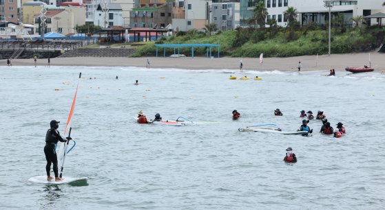 폭염경보가 내려진 8일 오전 제주시 삼양해수욕장에서 피서객들이 수상스포츠를 즐기고 있다. 연합뉴스