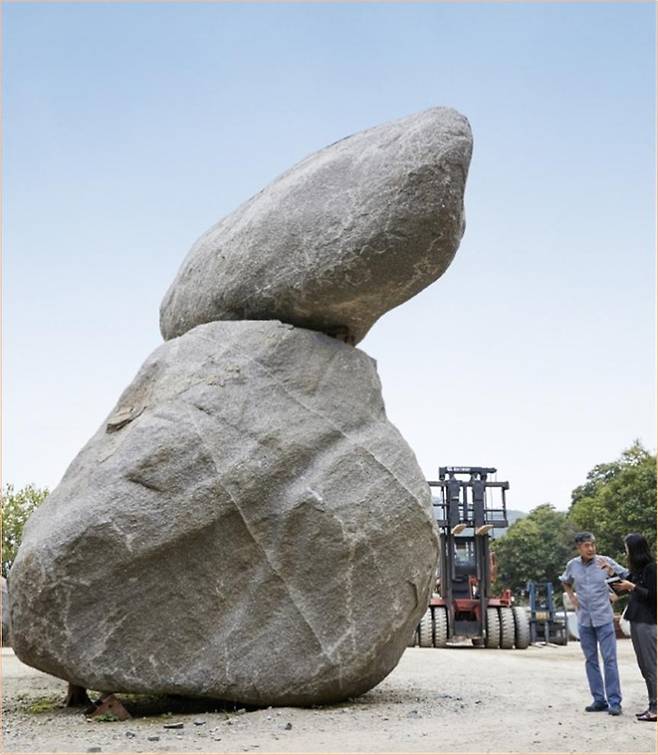 김창곤 조각가가 만든 핵석 조각품. 인천시 제공