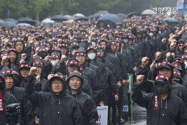 삼성전자 사상 첫 총파업이 시작된 8일 경기도 화성시 삼성전자 화성사업장 앞에서 총파업 결의대회가 열리고 있다. 정효진 기자