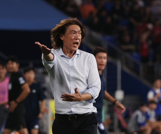 Ulsan HD manager Hong Myung-bo protests the referee's decision in a game against FC Seoul at Munsu Football Stadium in Ulsan on June 16. [YONHAP]