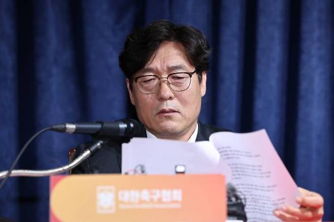 이임생 대한축구협회 기술총괄이사가 8일 언론 브리핑에서 홍명보 감독 내정 이유를 8가지 항목으로 나눠 설명했다. 연합뉴스