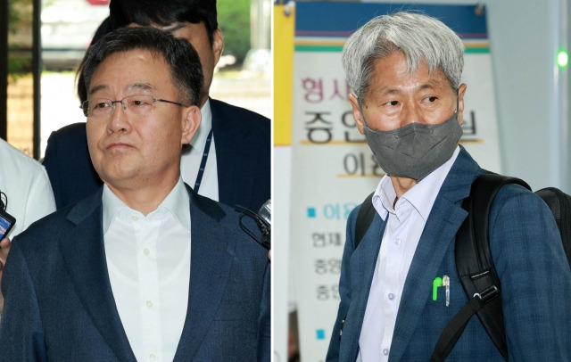 대장동 사건과 관련해 '허위 인터뷰 의혹'을 받는 화천대유자산관리 대주주 김만배(왼쪽) 씨와 전 언론노조위원장 신학림 씨가 지난달 20일 오전 서울 서초구 서울중앙지법에서 열린 구속전 피의자 심문(영장실질심사)을 받기 위해 법정으로 들어가고 있다. 뉴시스