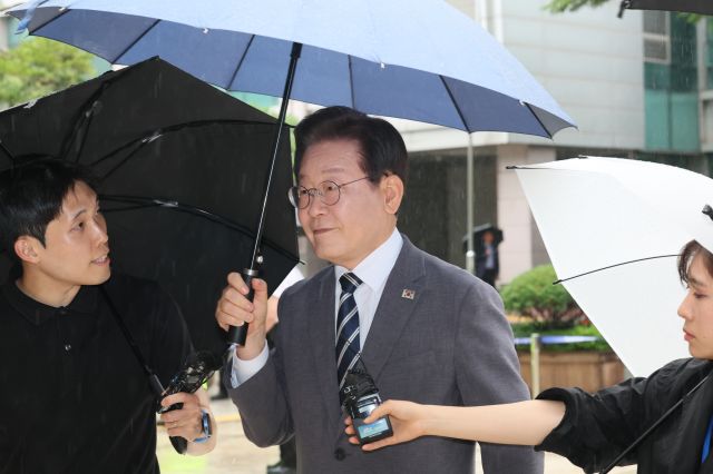 이재명 더불어민주당 전 대표가 8일 서울중앙지법에서 열린 '공직선거법 재판 위증교사 혐의' 재판에 출석하기 위해 법정으로 향하고 있다. 연합뉴스