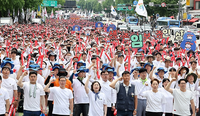 6일 오후 정부서울청사 인근에서 열린 공무원 임금인상 쟁취 총궐기대회에서 공무원노조원들이 민중의례를 하고 있다. / 사진=연합뉴스