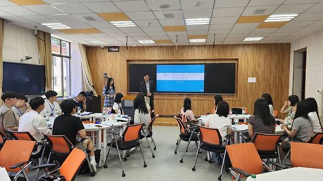 [인천=뉴시스] 조명우 인하대 총장이 최근 해외지역 연구 프로그램이 열린 중국 연태대학을 방문해 참여 학생들을 격려하고 있다. (사진=인하대 제공)  *재판매 및 DB 금지