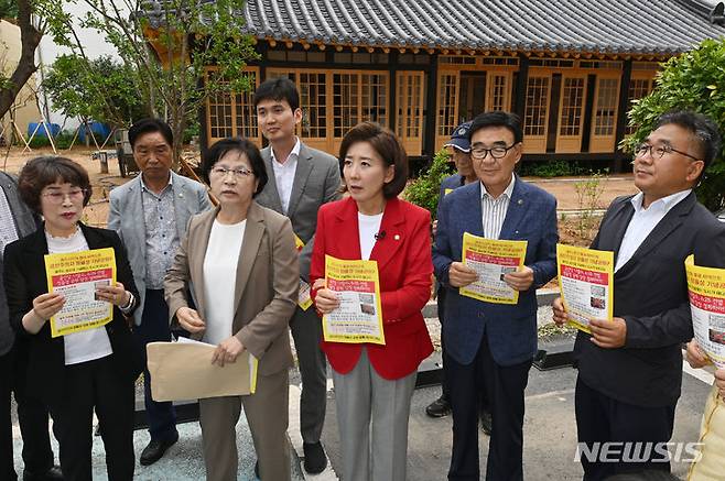 [광주=뉴시스] 이영주 기자 = 나경원 국민의힘 당대표 후보가 8일 오전 광주 동구 정율성 역사공원 사업 부지를 찾아 사업 철회를 촉구하는 시민들과 만나 발언하고 있다. 2024.07.08. leeyj2578@newsis.com