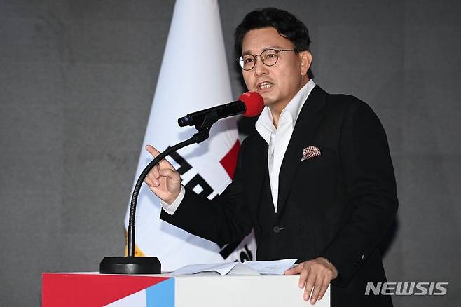 [서울=뉴시스] 국회사진기자단 = 윤상현 국민의힘 당대표 후보가 2일 오전 서울 강서구 ASSA아트홀에서 열린 ‘체인지 5분 비전발표회’에서 정견 발표를 하고 있다. 2024.07.02. photo@newsis.com