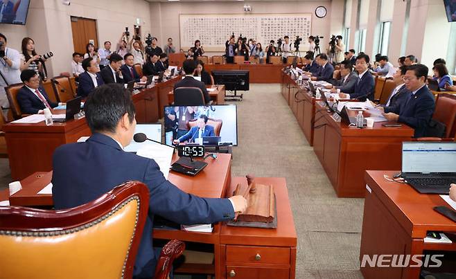 [서울=뉴시스] 권창회 기자 = 정청래 국회 법제사법위원회 위원장이 25일 오전 서울 여의도 국회에서 열린 법제사법위원회 전체회의에서 의사봉을 두드리고 있다. 2024.06.25. kch0523@newsis.com