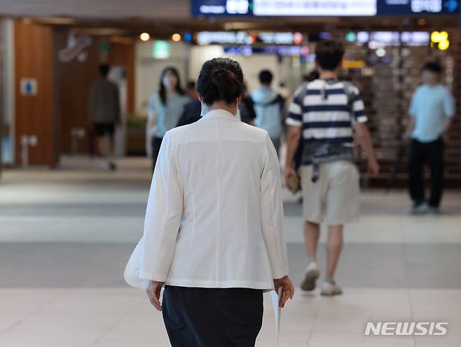 [서울=뉴시스] 김진아 기자 = 정부가 전공의 복귀를 유도하기 위해 미복귀자 대상 행정처분(면허정지 등)을 하지 않고, 하반기에 복귀할 수 있는 문을 열어놨다. 또 하반기 전공의 모집을 위해 오는 15일까지는 사직 처리 등을 통해 결원을 확정해야 한다고 8일 밝혔다. 8일 서울시내의 한 대학병원에서 의료진이 이동하고 있다. 2024.07.08. bluesoda@newsis.com