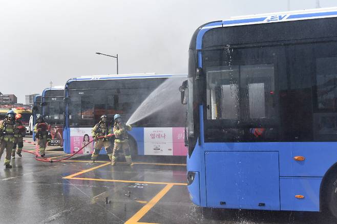 전기버스 화재 대응 소방훈련. 서울시 제공