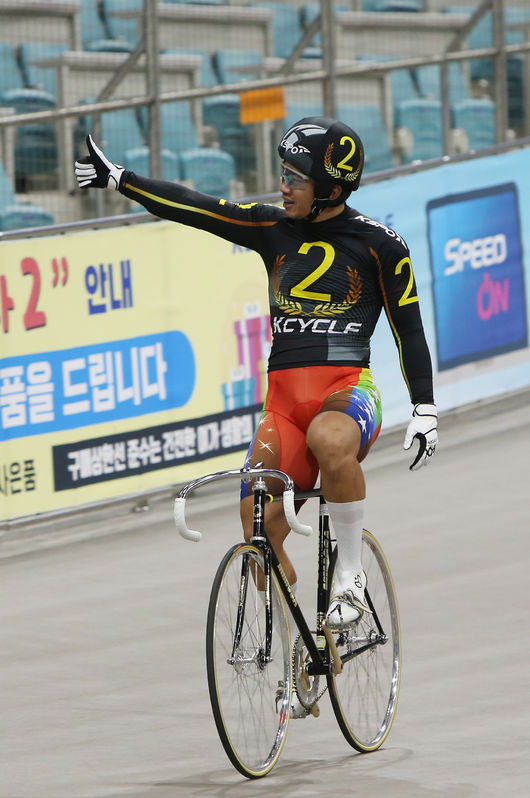 지난 4월 대상 경륜에서 우승을 차지한 정종진이 엄지손가락을 치켜들며 기뻐하고 있다.