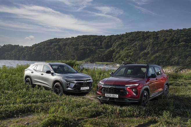 가성비로 주목받는 CUV인 쉐보레 트랙스 크로스오버(왼쪽)와 오프로드에도 강한 정통 소형 SUV인 쉐보레 더 뉴트레일블레이저는 생애 첫 차를 고를 때 빠질 수 없는 선택지다. 사진제공 ｜GM