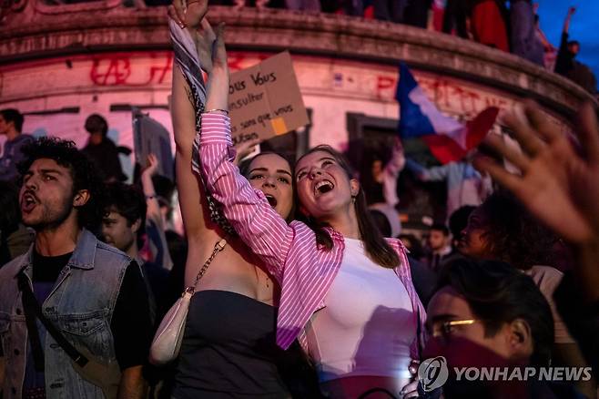 총선 결과에 환호하는 파리 시민들 (파리 AFP=연합뉴스) 7일(현지시간) 프랑스 파리 공화국 광장에 모인 시위대가 이날 발표된 총선 2차 투표 결과에 기뻐하고 있다. 이날 치러진 프랑스 총선 2차 투표에서는 좌파 연합 신민중전선(NFP)이 극우 정당을 누르고 1당 자리를 차지할 것으로 전망됐다. 2024.07.08 passion@yna.co.kr