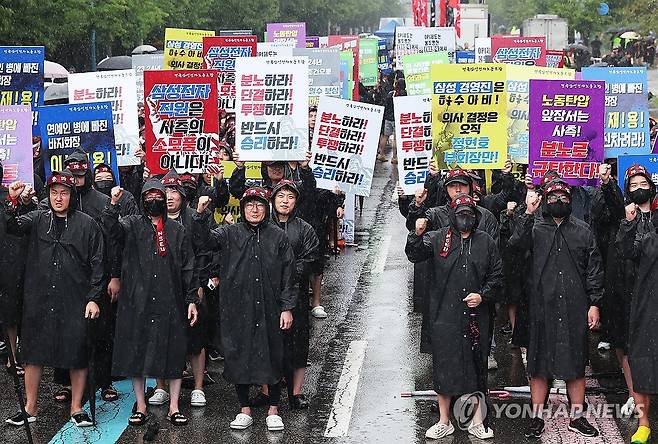 총파업 돌입한 전국삼성전자노동조합 (화성=연합뉴스) 홍기원 기자 = 8일 오전 경기도 화성시 삼성전자 화성사업장 앞에서 열린 전국삼성전자노동조합 총파업 결의대회에서 조합원들이 구호를 외치고 있다. 2024.7.8 xanadu@yna.co.kr