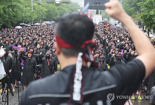 총파업 구호 외치는 삼성전자 노조 (화성=연합뉴스) 홍기원 기자 = 8일 오전 경기도 화성시 삼성전자 화성사업장 앞에서 열린 전국삼성전자노동조합 총파업 결의대회에서 조합원들이 구호를 외치고 있다. 2024.7.8 xanadu@yna.co.kr