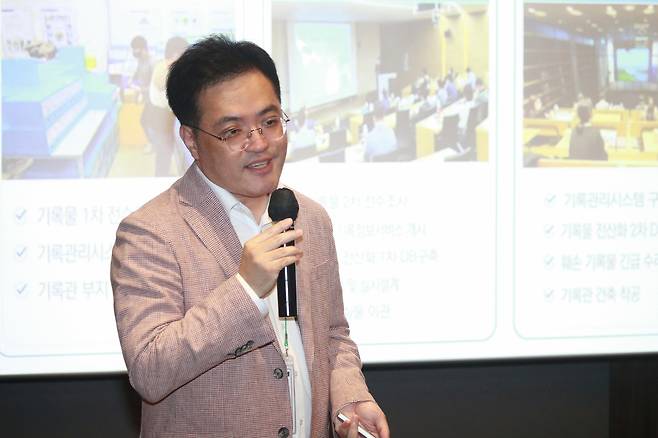 입양기록관 건립 진행 상황 소개하는 강구민 아동권리보장원 과장 (제주=연합뉴스) 성도현 기자 = 강구민 아동권리보장원 경영지원부 과장이 8일 제주 라마다프라자호텔에서 열린 '2024년 아동권리보장원 입양기록물 현장설명회'에서 입양기록관 건립 진행 상황을 소개하고 있다. 2024.7.8 raphael@yna.co.kr