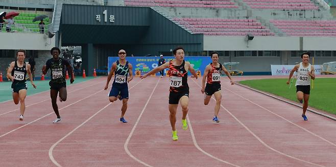 서민준, 남자 200ｍ 우승 (서울=연합뉴스) 서민준(오른쪽 세 번째)이 8일 전북 익산종합운동장에서 열린 백제왕도 익산 2024 전국육상경기대회 남자 200ｍ 결선에서 가장 먼저 결승선을 통과하고 있다. [대한육상연맹 제공. 재판매 및 DB금지]