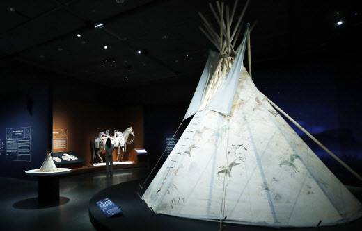 국립중앙박물관이 미국 덴버박물관과 함께 개최하는 특별전 ‘우리가 인디언으로 알던 사람들’ 전경. 미네콘주 라코타족이 만들어 사용한 것으로 추정되는 티피가 전시돼 있다(사진=뉴스1).