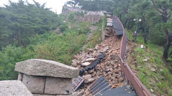 밤새 내린 비에 서울 북악산에 있는 한양도성 성곽 일부가 무너져 9일 등산로 출입이 통제되고 있다.(사진=연합뉴스)