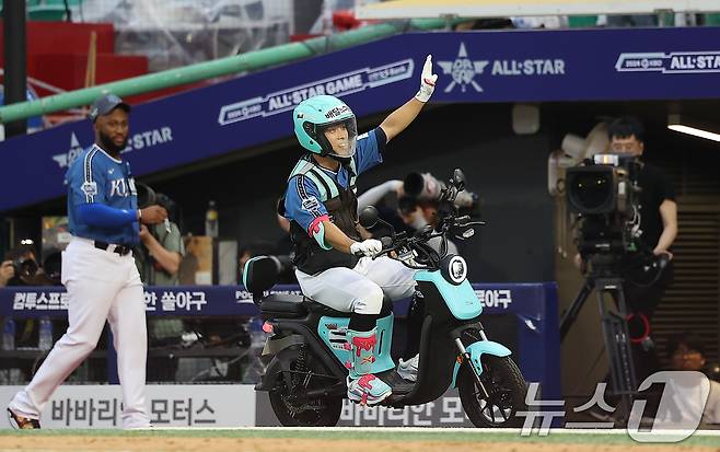 6일 오후 인천시 미추홀구 문학동 SSG랜더스필드에서 열린 '2024 신한 SOL Bank KBO 올스타전’ 나눔 올스타와 드림 올스타의 경기, 드림팀 롯데 황성빈이 3회말 배달 라이더 복장으로 타석에 들어서고 있다. 2024.7.6/뉴스1 ⓒ News1 김진환 기자