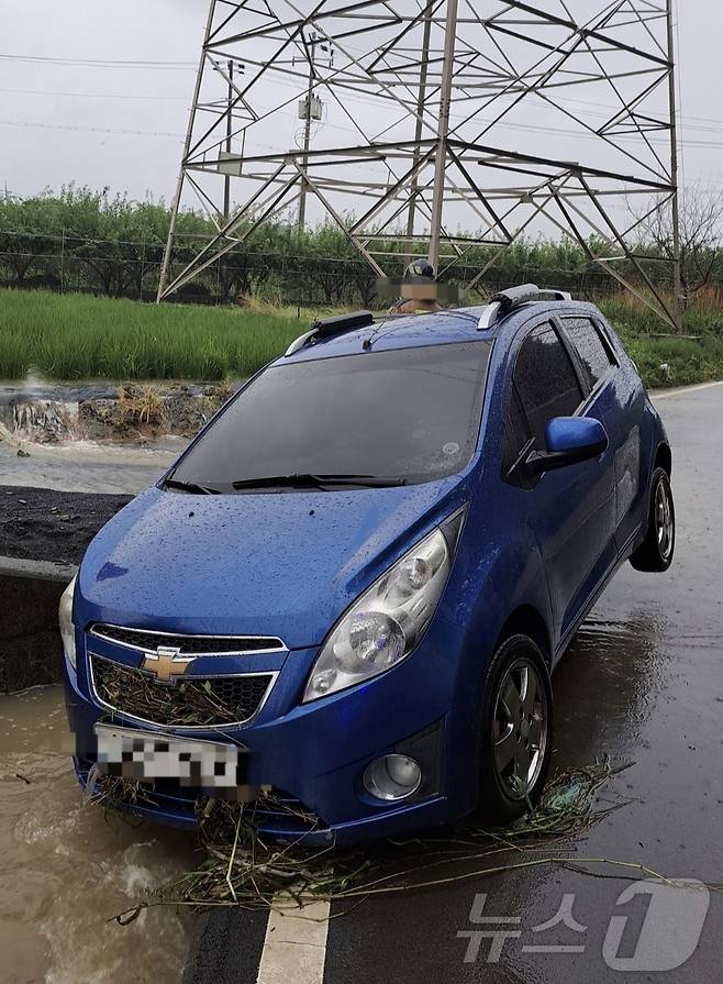 일 오전 5시 12분쯤 경북 경산 진량읍 평사리 소하천 인근 농로에서 침수된 차량을 확인하던 40대 여성 A 씨가 급류에 휩쓸려 실종되는 사고가 발생했다.(사진은 사고 차량. 경북소방본부 제공)/뉴스1