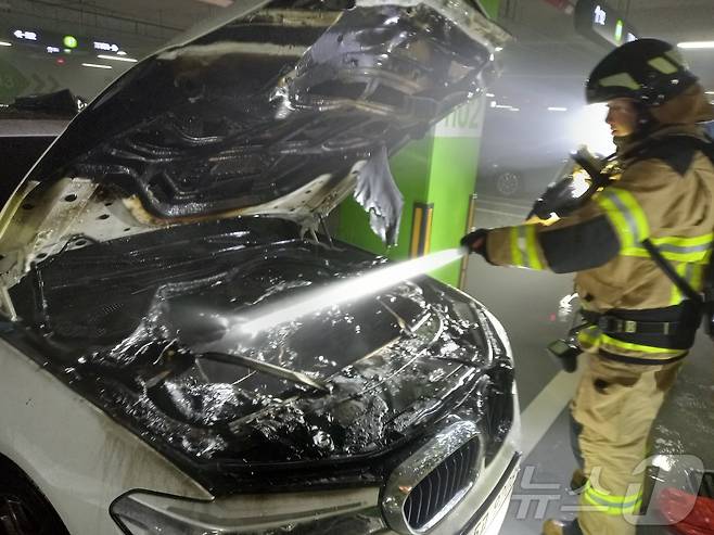 9일 오후 6시 4분쯤 인천시 연수구 송도국제도시 아파트 지하주차장에 주차된 BMW 차량에서 불이 났다.(인천소방본부 제공)2024.7.9/뉴스1