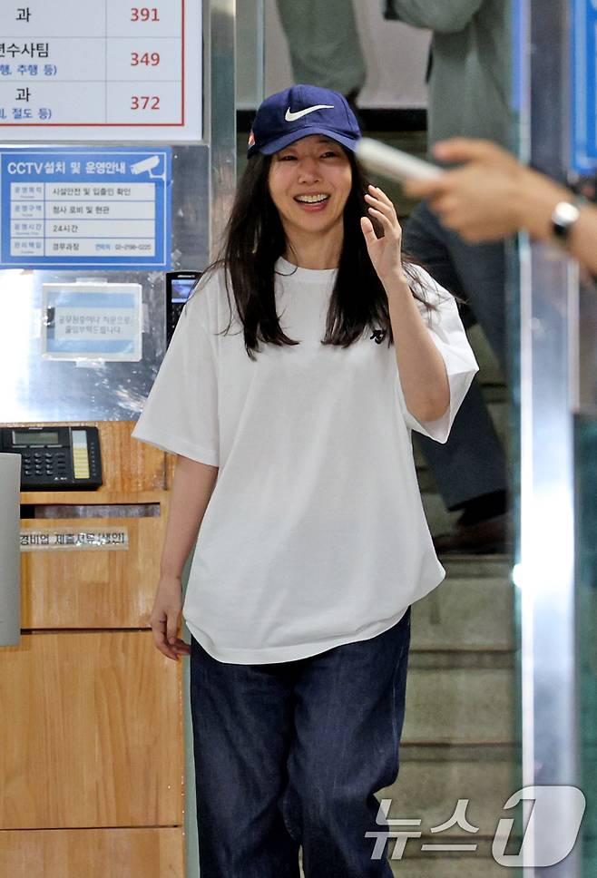 민희진 어도어 대표가 경찰조사를 마치고 9일 오후 서울 용산경찰서를 나서고 있다. 민 대표는 이날 오후 피고발인 조사를 받기 위해 용산경찰서에 출석했다. 이는 하이브가 업무상 배임 혐의로 민 대표를 고발한 것에 대한 첫 경찰 조사다. 2024.7.9/뉴스1 ⓒ News1 장수영 기자