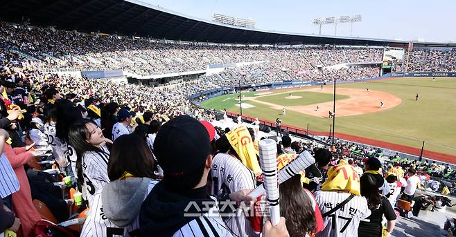 23일 잠실야구장에서 열린 2024 KBO리그 LG와  한화의 경기가 만원관중을 기록했다. 2024. 3. 23.잠실 | 최승섭기자 thunder@sportsseoul.com