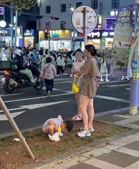 제주도 도심 한복판에서 쪼그려 앉아 용변을 보는 중국인 어린이. ⓒSNS 캡처