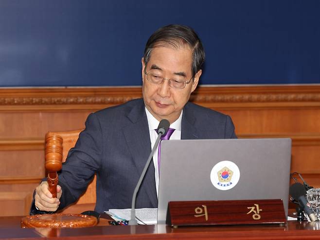 한덕수 국무총리가 9일 오전 서울 종로구 정부서울청사에서 열린 국무회의에서 의사봉을 두드리고 있다. 2024.07.09. 뉴시스