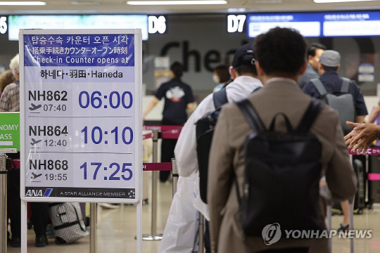 김포공항 국제선 하네다 항공편 탑승수속 카운터 앞 모습. <사진=연합뉴스>