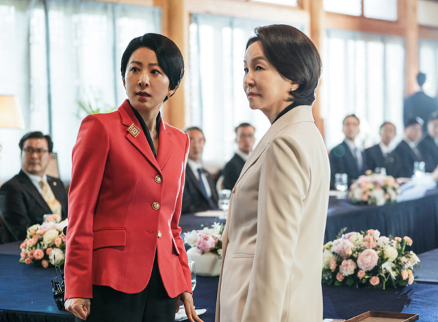 드라마 '돌풍'에서 김희애가 연기한 국무총리 '정수진'(왼쪽)과 김미숙이 맡은 대통령 비서실장 '최연숙'은 팽팽한 권력 다툼을 벌이며 극을 이끈다. 넷플릭스 제공